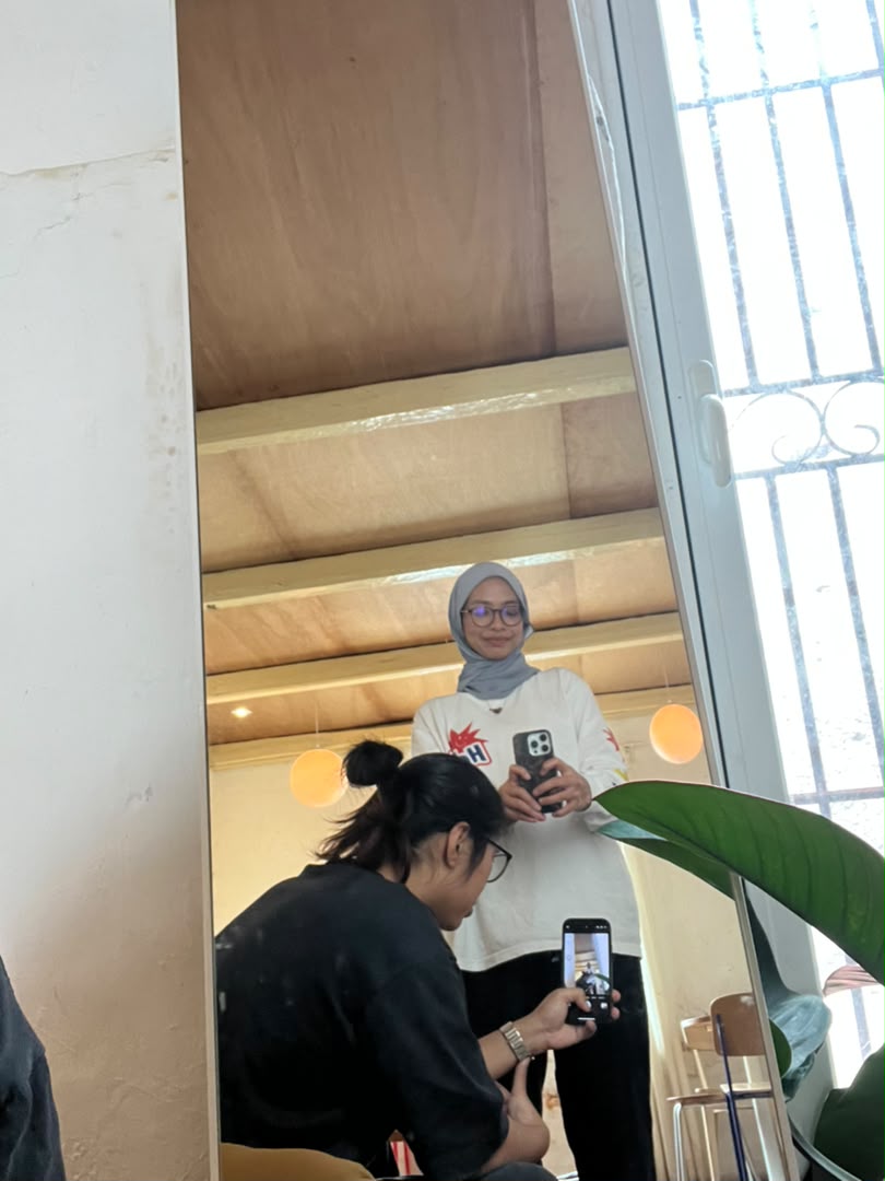 Mirror selfie kat cafe, Husna pegang phone belakang Izzat